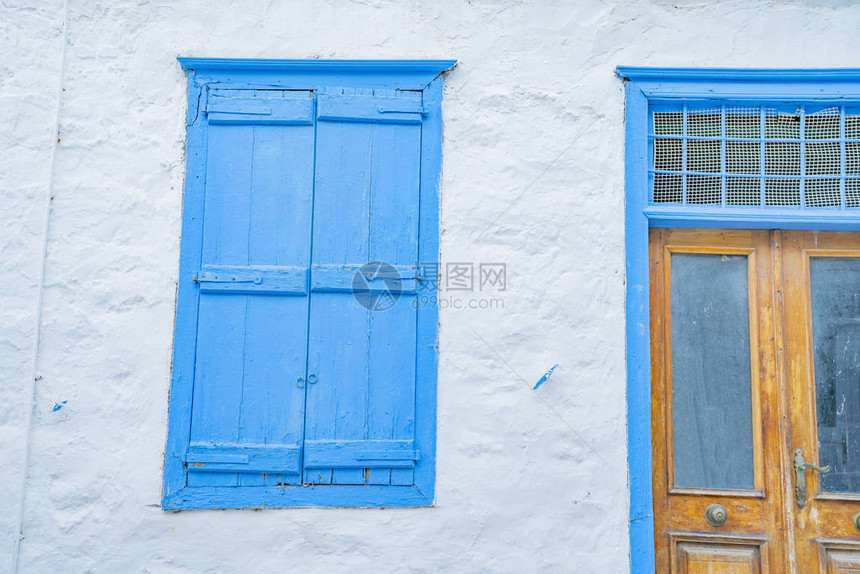 Hydra希腊岛建筑被蓝色门图片