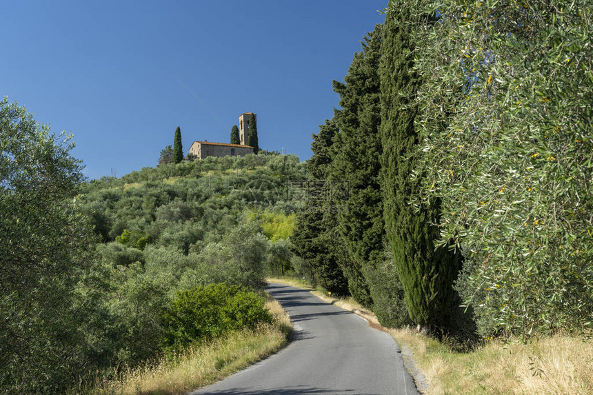 意大利托斯卡纳皮斯托亚蒙特卡蒂尼附近的历史名镇BuggianoCastello的乡村景图片