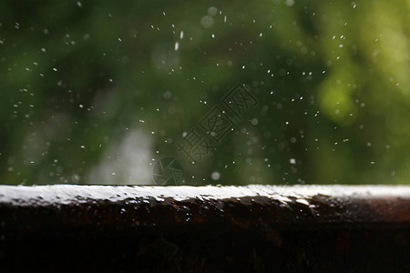 背景的抽象图像雨滴雨滴背景飞溅的暴图片