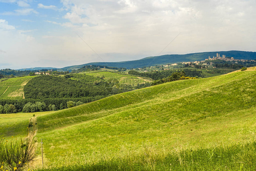 在意大利托斯卡纳州锡耶纳的PoggibonsiSieenaSanGimignano和SanGimignano附近的Chianti图片