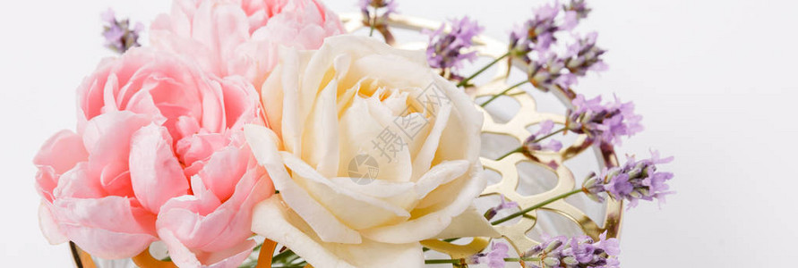 白色粉红玫瑰和熏衣草花束都紧贴了图片