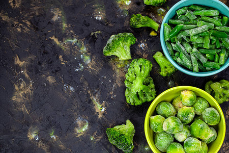 绿色蔬菜冷冻布罗科利混合冻结各种蔬菜地表图片
