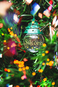 圣诞树上挂着SUCCESS字的玻璃年度概念成功背景