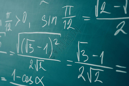 黑板上用白色粉笔写的数学公式图片