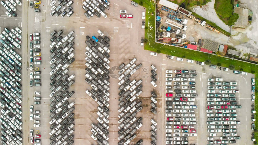 高空俯视停车拥堵和拥挤的停车场从图片