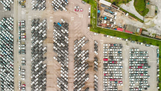 高空俯视停车拥堵和拥挤的停车场从背景图片