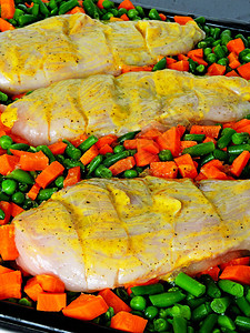 烤前加蔬菜的芥末酱鸡胸青豆胡萝卜绿豆健康营养和体重的图片