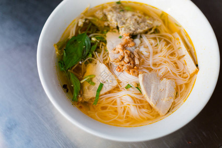 美味的面条汤BunTomKho越南CanTho餐图片