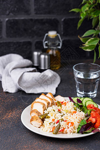 烤鸡胸肉配米饭和蔬菜健康午餐图片