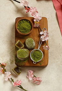 日本甜点麻糬配抹茶图片