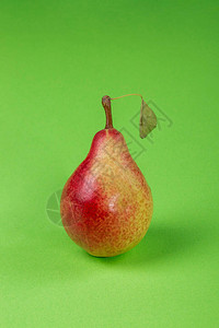 在绿色背景关闭的成熟梨背景图片