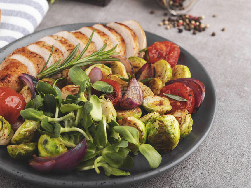 餐盘健康食品上含有蔬菜鲜贝西红柿向日葵和向日葵图片