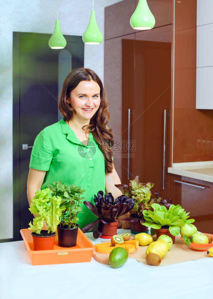 年轻女微笑并用新鲜水果和绿色沙拉烹饪冰淇淋健康生活图片