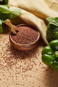木碗中的红quinoa图片