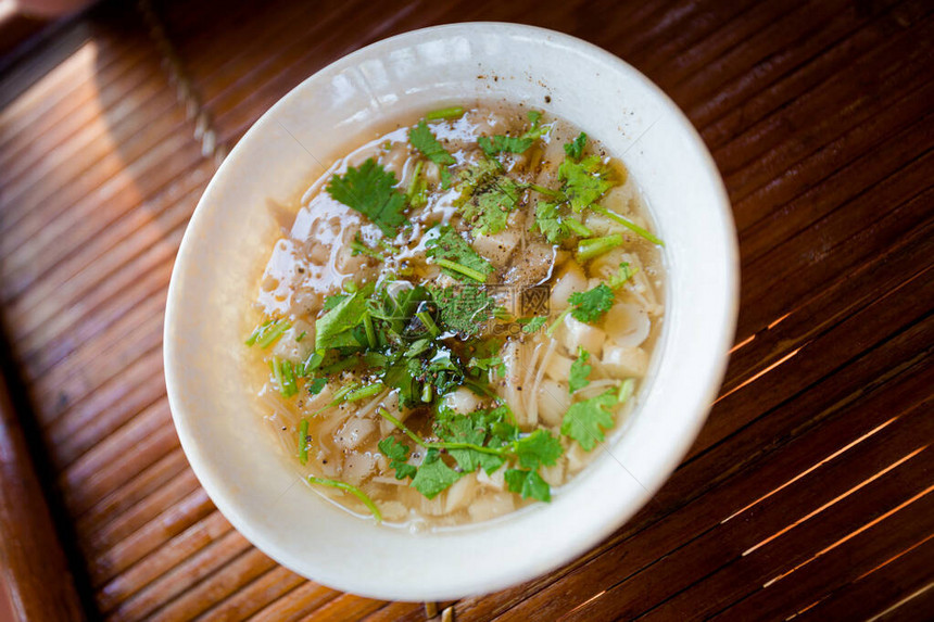 美味的新鲜准备的素食蘑菇汤越南美奈当地餐厅供应图片