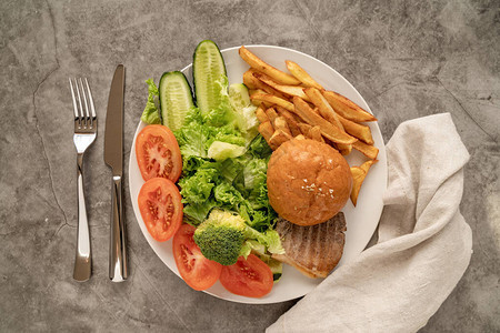 健康和不健康食品概念快餐和一个盘子图片