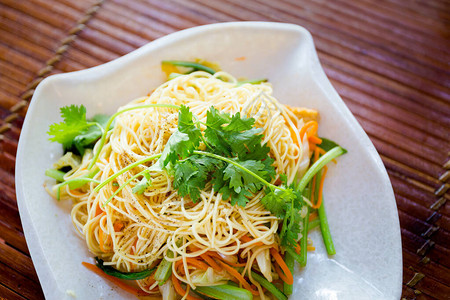 美味的新鲜烹制的蔬菜炒面越南美奈当地餐厅供应图片