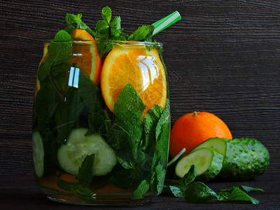 黄瓜和罗勒的排毒饮料薄荷和橙子的新鲜排毒饮料橙子薄荷图片