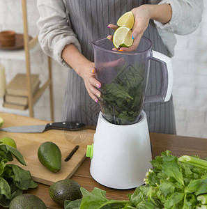妇女利用搅拌机制造害虫蔬菜清洁饮食生活方图片