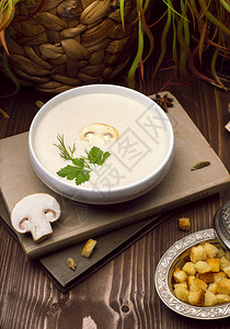 一碗美味的自制奶油蘑菇汤和烤面图片