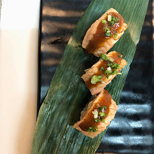 寿司三文鱼卷是黑盘图片
