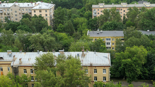 对莫斯科夏季附近前苏联住宅和绿公园树木的空中观察7月2图片