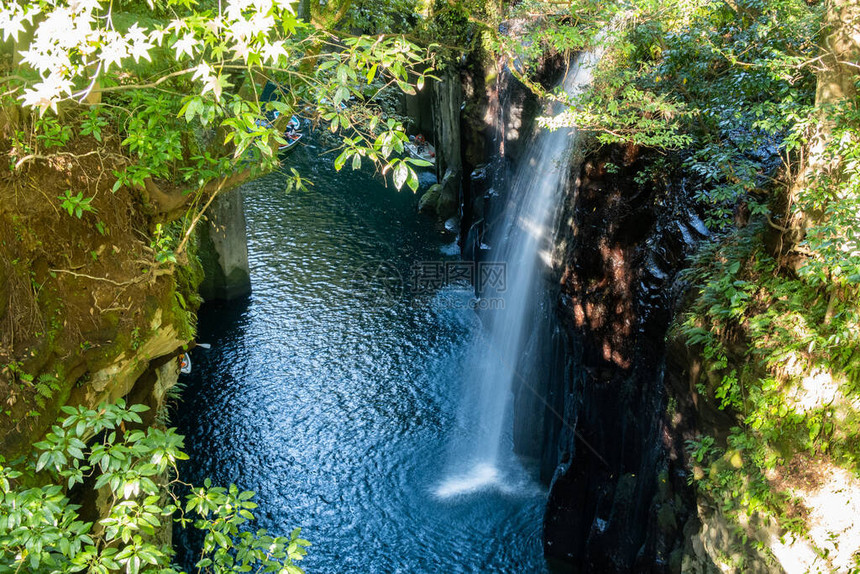 日本九州岛旅游景点高原峡谷悬崖和戈卡塞河瀑布从上方看日本图片