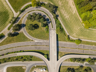 在瑞士从空中看到路与过桥交汇图片