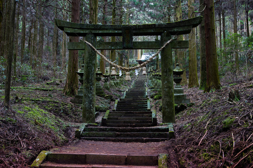 在山中安静地作为动画舞台的神社图片