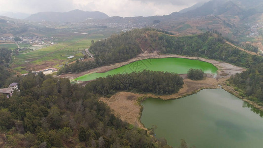 山地热带景观湖图片