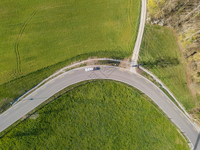 通过农村地区的道路鸟瞰图柏油路旁的草地穿越乡村公图片