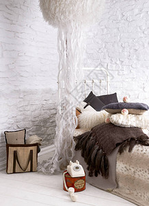 白色床房枕头和毯子和静物图片