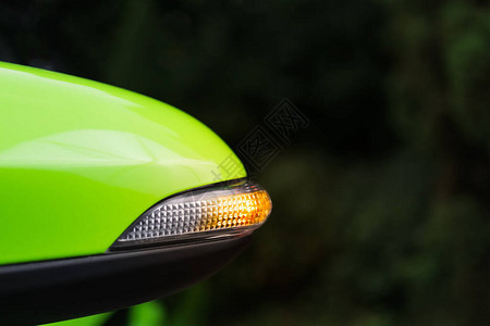 将信号或闪光灯在现代绿色汽车图片