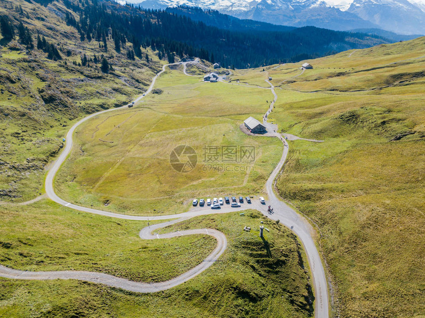 穿越瑞士欧洲山区公路的空中图片