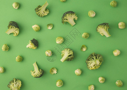 绿色蔬菜食品图案由绿色背景的西兰花和球芽甘蓝制成关于营养健康饮食饮食维生素的创意最小平面背景图片