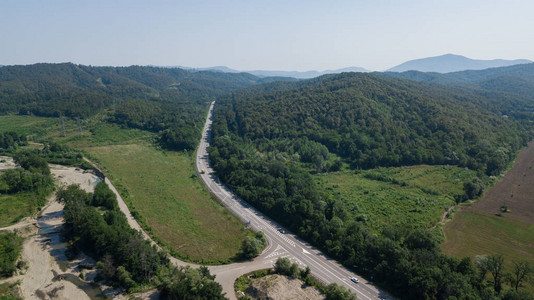 蜿蜒曲折的乡村公路穿越青山图片