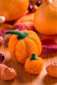 以橙色木底为背景的感恩节图片