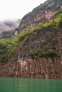 白云景在棕色岩石悬崖上下落图片