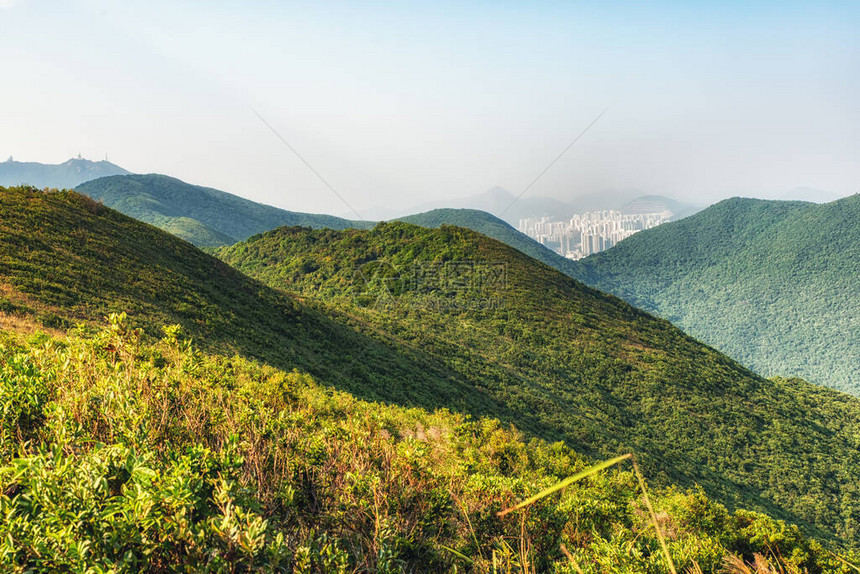 在香港沿着龙的后徒步足迹看到了山丘图片