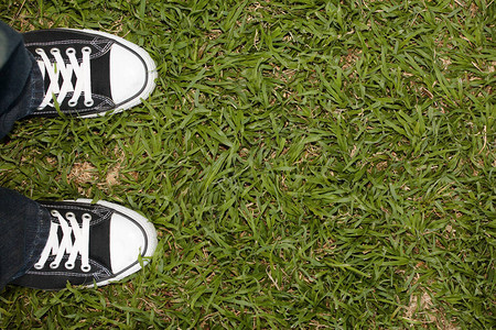 草地上黑色帆布运动鞋图片