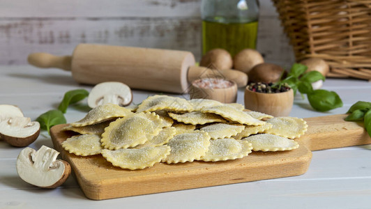新鲜的意大利菜用蘑菇虫类和里卡塔填满了意大利面条或托尔图自制烹背景图片