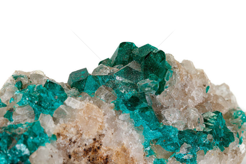 白色背景上的宏观矿物石Dioptase硅酸盐铜特写图片
