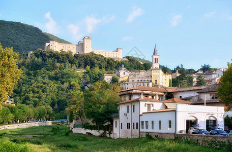 意大利乌姆布里亚州斯波列托拥有阿尔伯诺兹堡和蒙特卢科的城市从泰西诺种图片