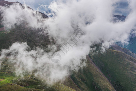 美丽的风景与山上的云彩自然景观户外景观图片