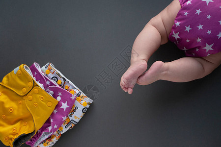 可重复使用的彩色尿布和婴儿穿着可重复使用的尿布平板图片