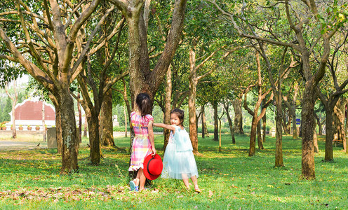 两个小姐妹在露天公园树上图片