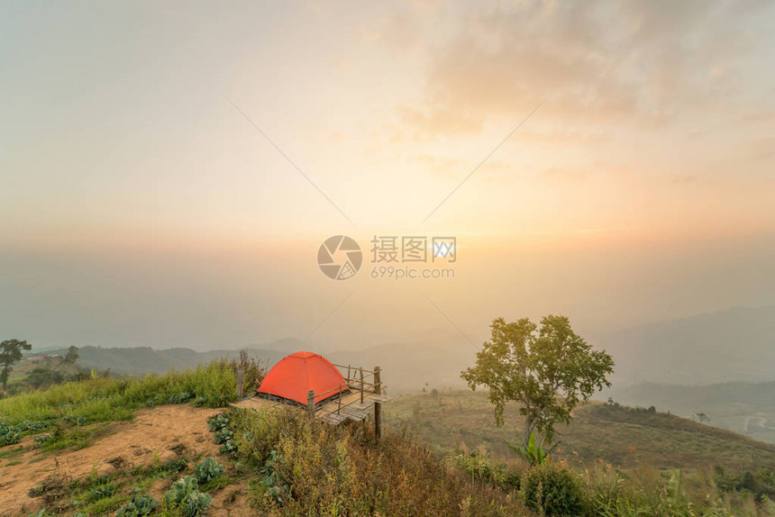 山上的露营帐篷日出或日落背景图片