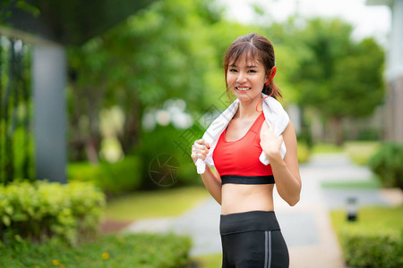 身着红脸的亚裔年轻女子微笑清晨在村里锻图片