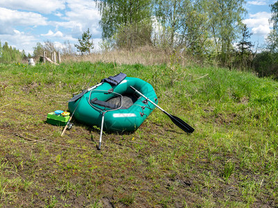 河岸绿色橡胶船的春季风景渔民设备拉脱维亚塞背景图片