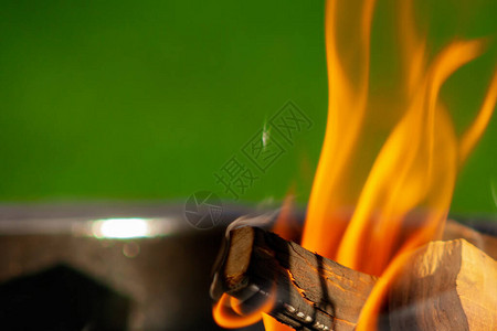烧烤架绿草背景上的火焰露天烧图片
